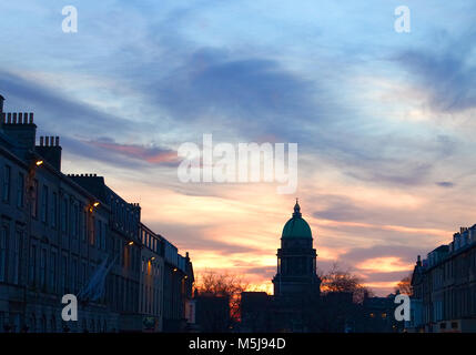 Ein Sonnenuntergang Foto des Nationalen Aufzeichnungen von Schottland am Charlotte Square in Edinburgh, Schottland, Großbritannien Stockfoto