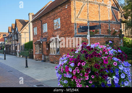 Stratford-upon-Avon mit Shakespeare's Bookshop und der Geburtsort von William Shakespeare an einem Sommermorgen. Stockfoto
