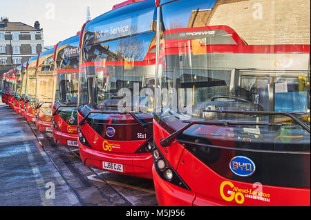 Linie der roten Single Deck Busse, die von Transport for London im Depot in London in der Nähe der Waterloo Station betrieben. Stockfoto