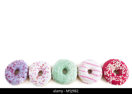 Donuts isoliert auf weißem Hintergrund. Ansicht von oben. Stockfoto