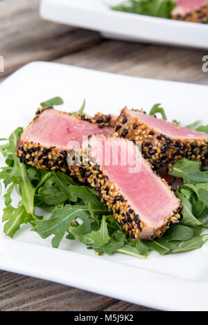 Thunfisch tataki Sesame crust Aperitif-platte über Holz backgroung Stockfoto