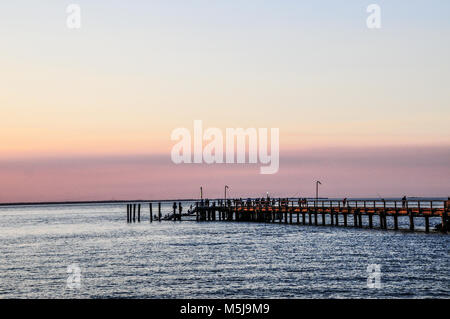 Sonnenuntergang hinter der Mole in Kingfisher Bay auf Fraser Island, Queensland, Australien. Stockfoto