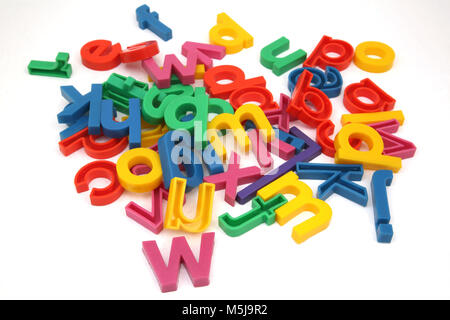 Bunte Buchstaben pädagogisches Spielzeug aus Kunststoff Stockfoto