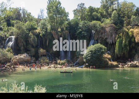 Sind STUDENCI, BOSNIEN UND HERZEGOVIA - 16. AUGUST 2017: natürliches Parkland ok Kravice Wasserfällen in Bosnien Herzegowina, mit den Menschen um Stockfoto