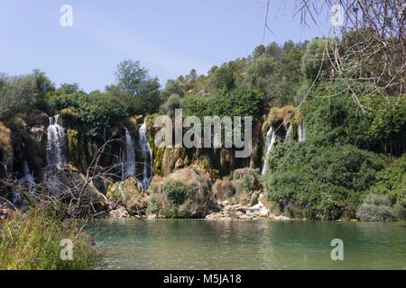 Sind STUDENCI, BOSNIEN UND HERZEGOWINA - 16. AUGUST 2017: Die erstaunliche Kravice Wasserfällen in Bosnien Herzegowina, niemand um Stockfoto