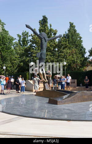 MEDJUGORJE, BOSNIEN UND HERZEGOWINA - 16. AUGUST 2017: Statue des auferstandenen Christus in Medjugorje und die Pilger um Stockfoto