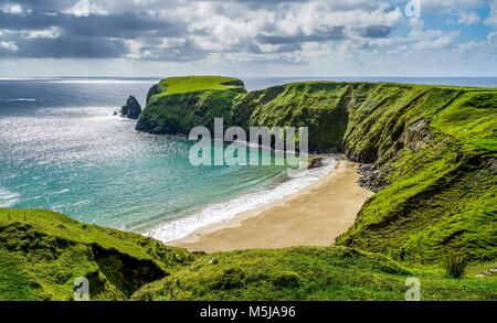 Eine atemberaubend schöne halbmondförmigen Strand in der Nähe von glencolmcille Irland. Stockfoto