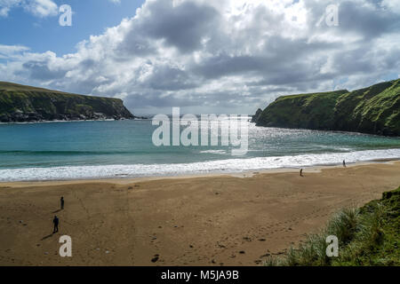 Eine atemberaubend schöne halbmondförmigen Strand in der Nähe von glencolmcille Irland. Stockfoto