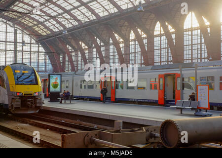 Editorial Bild mit Menschen, die das Reisen mit dem Zug in den Hauptbahnhof von Antwerpen Stockfoto