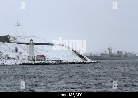 Die hmcs Montreal Segel hinter Georges Insel in Halifax, N.S., Jan. 01, 2018. Die KANADISCHE PRESSE BILDER/Lee Brown Stockfoto