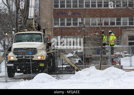 Eine Crew arbeitet die abschließenden Stücke des Edward Cornwallis Statue in Halifax, N.S., Jan. 01, 2018 zu entfernen. Die KANADISCHE PRESSE BILDER/Lee Brown Stockfoto