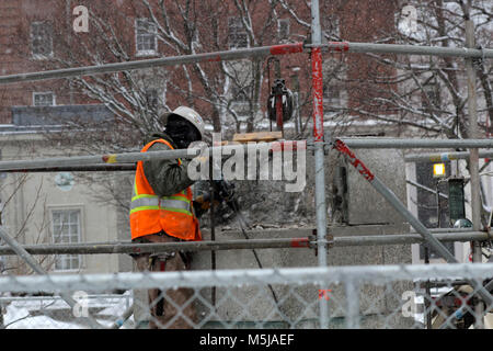 Eine Crew arbeitet die abschließenden Stücke des Edward Cornwallis Statue in Halifax, N.S., Jan. 01, 2018 zu entfernen. Die KANADISCHE PRESSE BILDER/Lee Brown Stockfoto