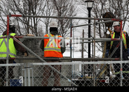 Eine Crew arbeitet die abschließenden Stücke des Edward Cornwallis Statue in Halifax, N.S., Jan. 01, 2018 zu entfernen. Die KANADISCHE PRESSE BILDER/Lee Brown Stockfoto