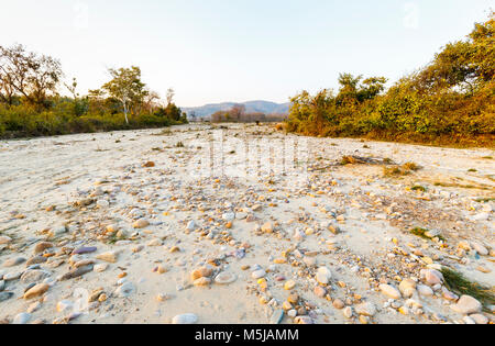 Ausgetrocknete Flussbett in Jim Corbett National Park Wildlife Sanctuary, Ramnagar, Uttarakhand, Indien Stockfoto