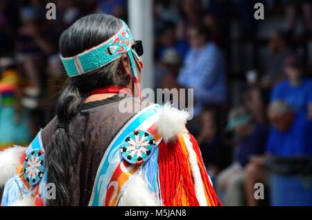 Männliche Aborigines Tänzer mit atemberaubenden farbenfrohen Kostüme und headpieces, Tanz bei einem Pow Wow Wettbewerb Stockfoto