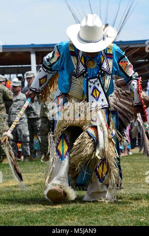 Männliche Aborigines Tänzer mit atemberaubenden farbenfrohen Kostüme und headpieces, Tanz bei einem Pow Wow Wettbewerb Stockfoto