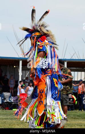 Männliche Aborigines Tänzer mit atemberaubenden farbenfrohen Kostüme und headpieces, Tanz bei einem Pow Wow Wettbewerb Stockfoto