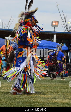 Männliche Aborigines Tänzer mit atemberaubenden farbenfrohen Kostüme und headpieces, Tanz bei einem Pow Wow Wettbewerb Stockfoto