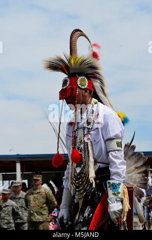 Männliche Aborigines Tänzer mit atemberaubenden farbenfrohen Kostüme und headpieces, Tanz bei einem Pow Wow Wettbewerb Stockfoto