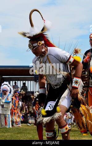 Männliche Aborigines Tänzer mit atemberaubenden farbenfrohen Kostüme und headpieces, Tanz bei einem Pow Wow Wettbewerb Stockfoto