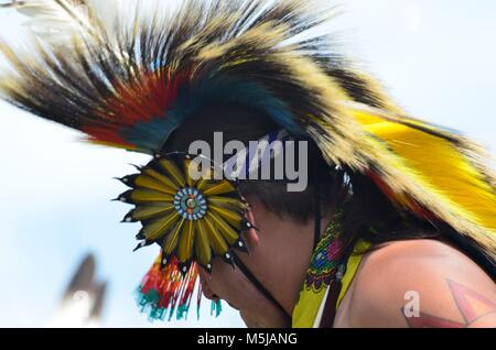 Zeremonielle Aborigines Kopfbedeckungen getragen während ein powwow und Tanz Wettbewerb Stockfoto