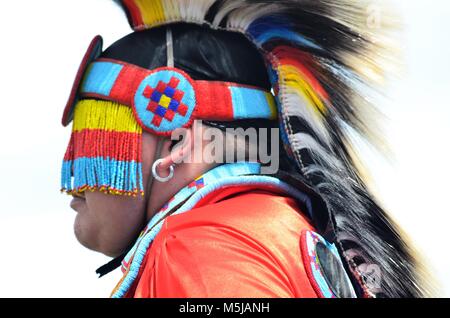 Zeremonielle Aborigines Kopfbedeckungen getragen während ein powwow und Tanz Wettbewerb Stockfoto