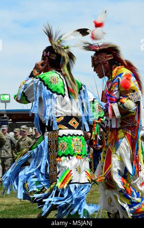 Männliche Aborigines Tänzer mit atemberaubenden farbenfrohen Kostüme und headpieces, Tanz bei einem Pow Wow Wettbewerb Stockfoto