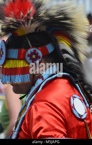 Zeremonielle Aborigines Kopfbedeckungen getragen während ein powwow und Tanz Wettbewerb Stockfoto