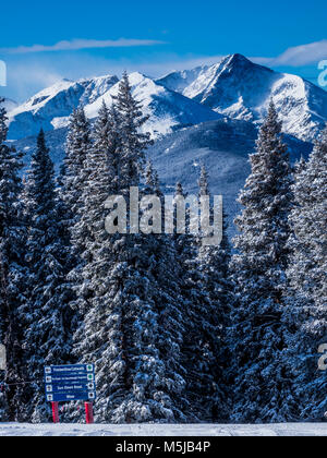 Berg der heiligen Kreuz aus der Nähe von oben auf der Bergspitze Express Lift 4, Winter, Skigebiet Vail, Vail, Colorado. Stockfoto