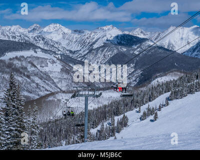 Wildwood Edrücken 3 Anheben mit dem Gore Bereich im Hintergrund, Hunky Dory Ski Trail, Winter, Skigebiet Vail, Vail, Colorado. Stockfoto