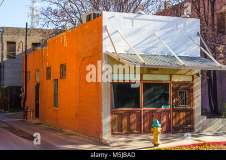 Kleine und schmale verlassene Gebäude Stockfoto