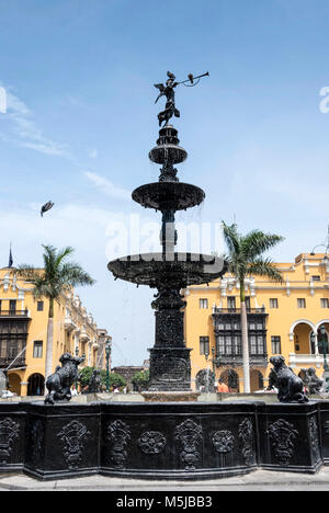 Brunnen am Hauptplatz von Lima / Fuente Plaza Mayor de Lima Stockfoto