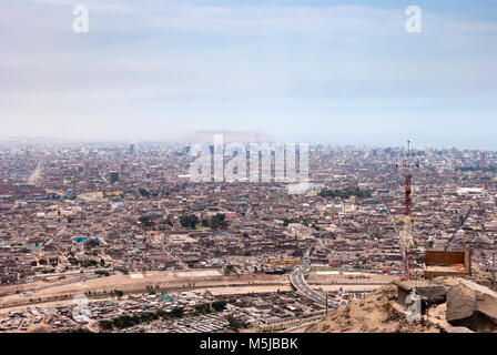 Vista de Lima desde el Cerro San Cristóbal/Luftaufnahme von Lima von San Cristobal Hügel. Stockfoto