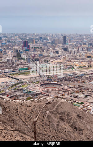 Vista de Lima desde el Cerro San Cristóbal/Luftaufnahme von Lima von San Cristobal Hügel. Stockfoto