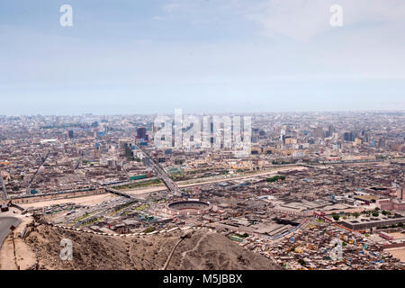 Vista de Lima desde el Cerro San Cristóbal/Luftaufnahme von Lima von San Cristobal Hügel. Stockfoto