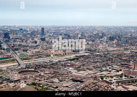 Vista de Lima desde el Cerro San Cristóbal/Luftaufnahme von Lima von San Cristobal Hügel. Stockfoto