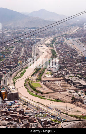 Vista de Rio Rimac, Seector Zarate, desde el Cerro San Cristóbal/Luftaufnahme von San Isidro, Lima, vom Berg San Cristobal. Stockfoto