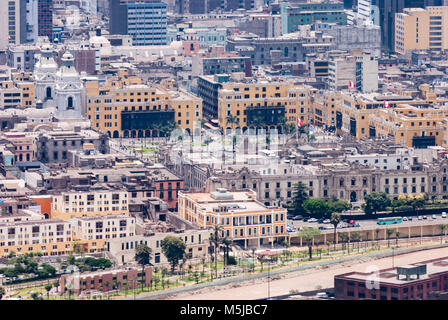 Plaza Mayor. Vista de Lima desde el Cerro San Cristóbal/Hauptplatz. Luftaufnahme von Lima von San Cristobal Hügel. Stockfoto