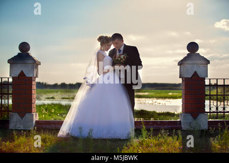 Belarus, Region Brest, Motol Dorf, August 05, 2017. Hochzeit Park. Braut und Bräutigam auf eine Hochzeit gehen Stockfoto