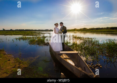 Belarus, Region Brest, Motol Dorf, August 05, 2017. Hochzeit Park. Braut und Bräutigam auf eine Hochzeit gehen Stockfoto