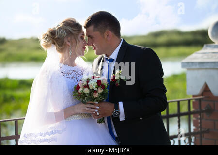 Belarus, Region Brest, Motol Dorf, August 05, 2017. Hochzeit Park. Braut und Bräutigam auf eine Hochzeit gehen Stockfoto