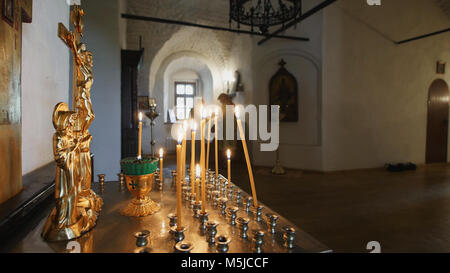 Kerzen in einer orthodoxen Kirche Stockfoto