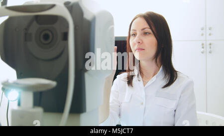 Augenarzt in den Augen der Klinik, Diagnostik für Patienten - Hightech in der Medizin Stockfoto
