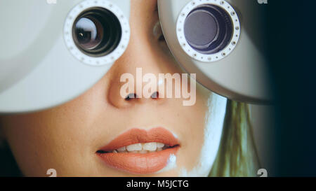 Ophthalmologie - junge Frau prüft die Augen auf die moderne Ausstattung im Medical Center Stockfoto