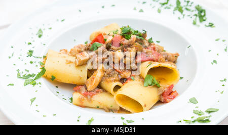 Otranto Stadt, Region Apulien, im Süden von Italien. Traditionelle Paccheri Pasta mit Schwertfisch, serviert mit Tomaten, Petersilie, Olivenöl. Tageslicht, echten Res Stockfoto