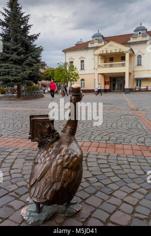 MUKACHEVE, UKRAINE - April 25, 2017: Das Denkmal von Goose Fotograf in der Nähe der Stadt Halle Stockfoto