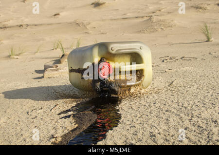Öl am Strand. Wasserverschmutzung Stockfoto