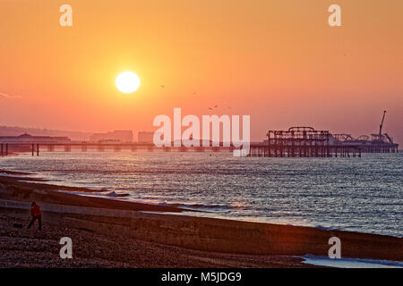 Die Sonne über Brighton Pier ein eiskalt, aber klaren Morgen in East Sussex, England, UK. Samstag, 24. Februar 2018 Stockfoto