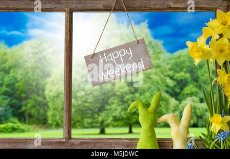Mit englischem Text Happy Weekend anmelden. Fenster mit Blick auf die schöne Landschaft, wie Bäume und sonnigen blauen Himmel. Osterhase und Narziss Vor Stockfoto