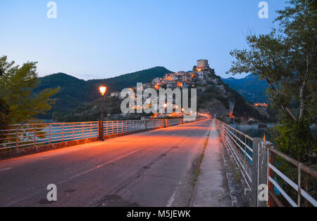 Turano See (Rieti, Italien) und der Stadt Castel di Tora Stockfoto